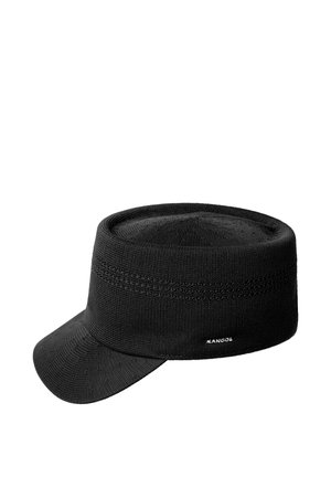 Gorra Kangol negra de punto con parte superior plana, visera corta y una banda texturada sutil alrededor de la corona.