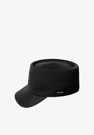 Zwarte gebreide Kangol pet met een vlakke bovenkant, korte klep en subtiel gestructureerde band rond de kroon.