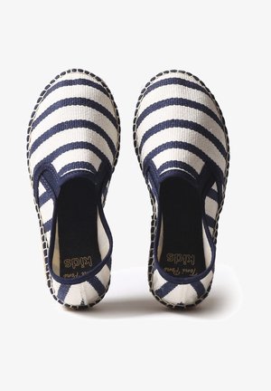 Baskets à enfiler rayées en tissu, présentant des rayures alternées bleu marine et blanches, une texture tissée, des panneaux latéraux élastiques et une semelle en jute.