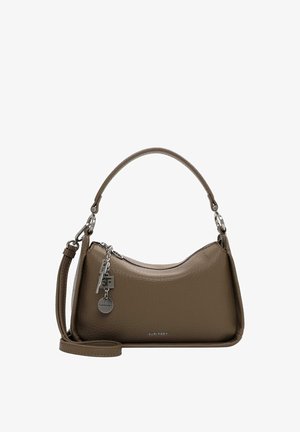 Sac à main en cuir marron avec une texture lisse, une forme incurvée, une courte poignée et une bandoulière amovible. Il est doté de quincaillerie argentée et d'un pendentif.