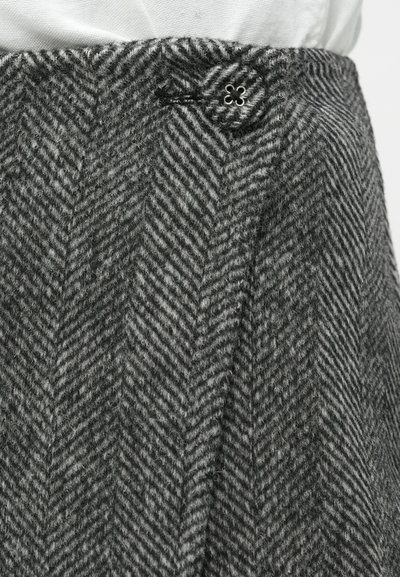 Hallhalline herringbone seelik, tekstureeritud villasegistusega ja tasa vöökoht, kus on dekoratiivne hõbedane nööp ja õmbluste detail.