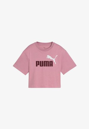 Camiseta corta de algodón rosa con mangas cortas, que presenta un gran logo blanco de "PUMA" y la silueta de un puma saltando en la parte frontal.