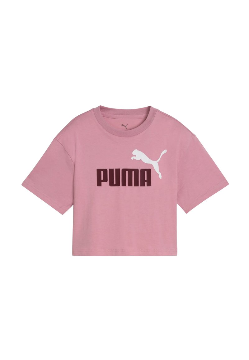 Camiseta corta de algodón rosa con mangas cortas, que presenta un gran logo blanco de "PUMA" y la silueta de un puma saltando en la parte frontal.