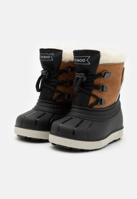 Bottes d'hiver isolées marron et noires avec des semelles en caoutchouc, doublure en fausse fourrure, accents blancs et lacets noirs. Comprend une tige texturée.
