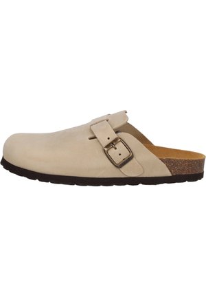 Beige ruskind slip-on træsko med justerbar metalspænde, korkfodaftryk og sort gummisål.