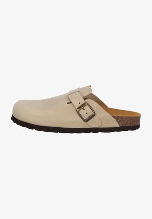 Sabot en daim beige à enfiler avec boucle métallique réglable, semelle intérieure en liège et semelle extérieure en caoutchouc noir.