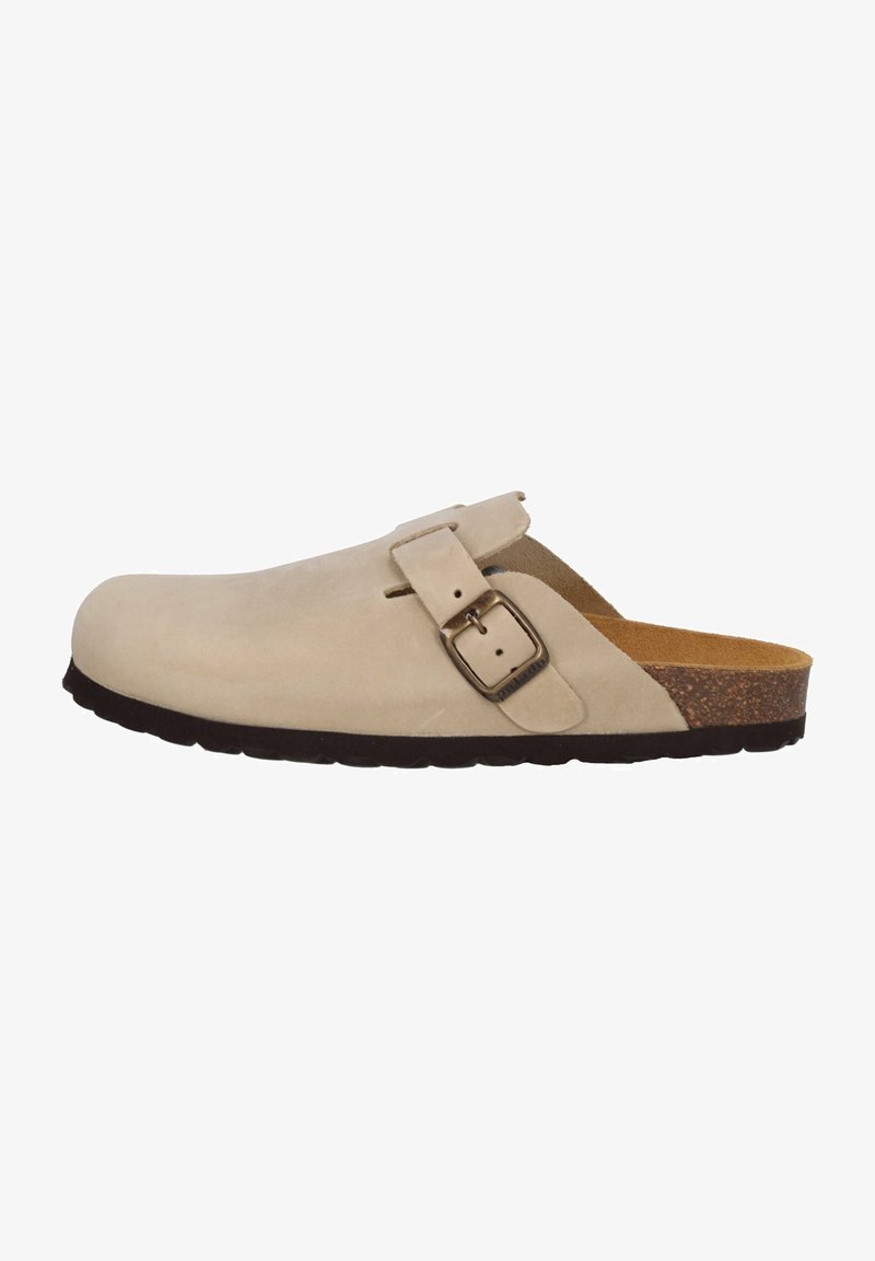 Sabot en daim beige à enfiler avec boucle métallique réglable, semelle intérieure en liège et semelle extérieure en caoutchouc noir.