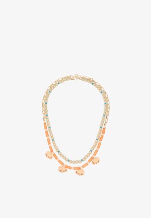 Naszyjnik o podwójnej warstwie z białych i pomarańczowych koralików, niebieskimi akcentami, złotym łańcuszkiem oraz czterema złotymi zawieszkami w kształcie słoni na dolnym rzędzie.