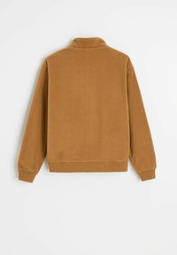 Brązowy polarowy pulower z wysokim kołnierzem, długimi rękawami i ściągaczem na dole. Gładka faktura i prosty, czysty design bez widocznych zapięć.