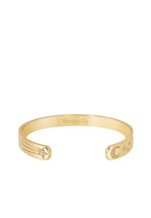 Le bracelet jonc plaqué or présente un design en étoile et lune croissante avec des accents de pierres précieuses claires, une finition lisse et des extrémités ouvertes.