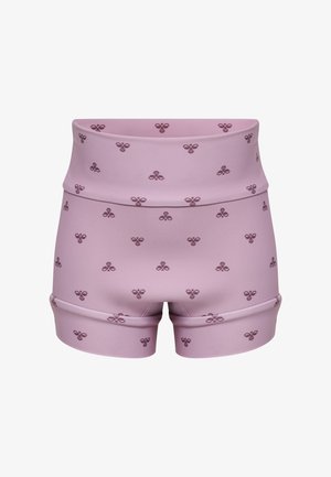 Jasnofioletowe szorty z wysokim stanem ozdobione drobnymi ciemnofioletowymi wzorami pszczół równomiernie rozmieszczonymi na tkaninie.