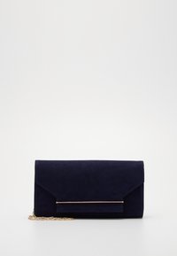 Clutch in suede blu navy con catena dorata e barra decorativa orizzontale, caratterizzato da un design a busta strutturato e una superficie liscia.