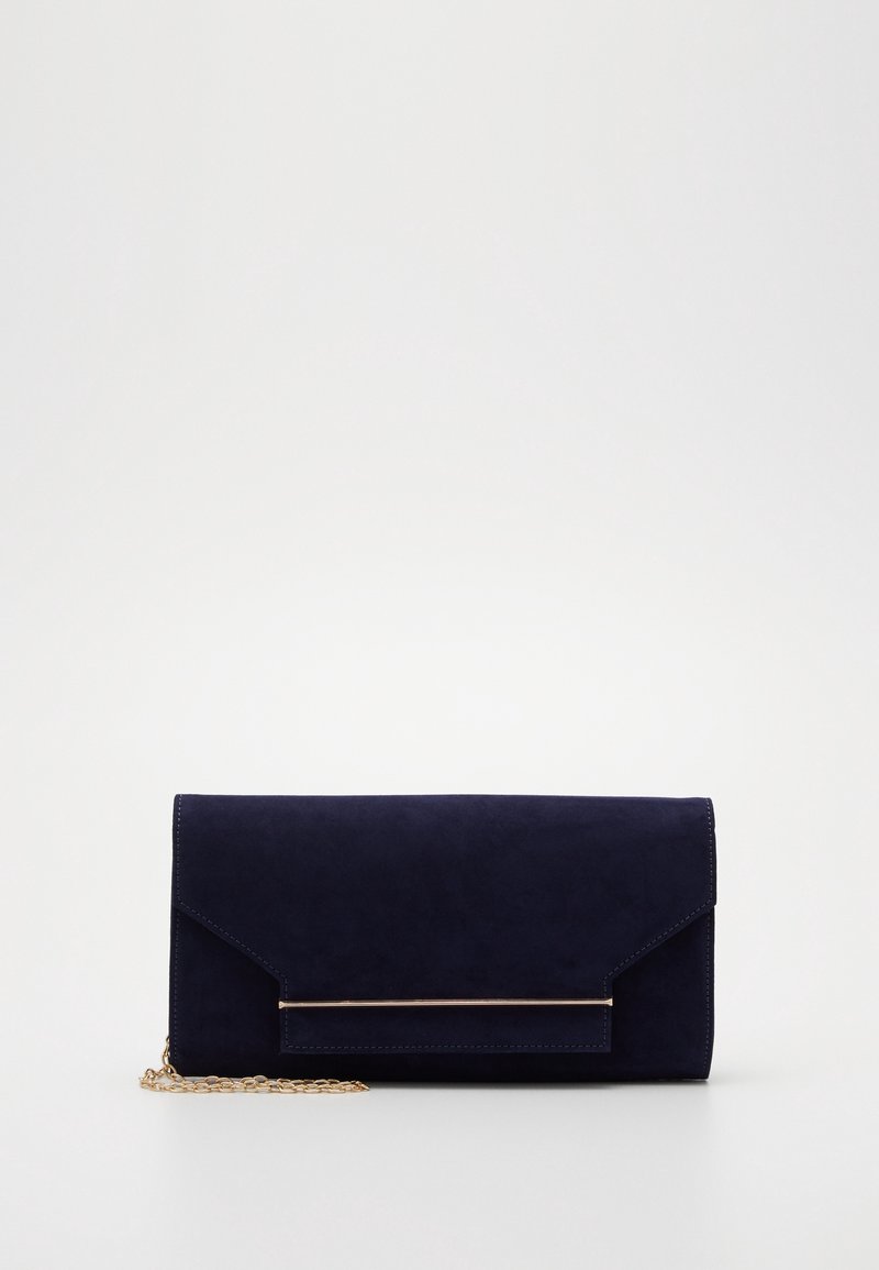 Clutch in suede blu navy con catena dorata e barra decorativa orizzontale, caratterizzato da un design a busta strutturato e una superficie liscia.