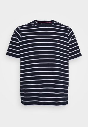 T-shirt bleu marine à manches courtes avec des rayures horizontales blanches uniformément espacées et un petit logo sur le côté gauche de la poitrine.