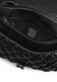 Borsa in pelle nera con texture trapuntata, dotata di tasca con zip e chiusura magnetica. L'interno ha una fodera liscia e un'etichetta con il logo.