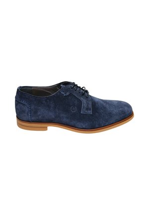 Scarpa elegante da uomo in camoscio blu navy con lacci neri e suola marrone chiaro, vista laterale su sfondo bianco.