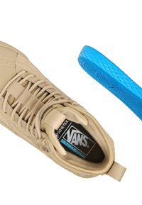 Beżowe sneakersy high-top z teksturowaną powierzchnią, brandingiem GORE-TEX oraz niebieską gumową wkładką z wzorem w diamenty.