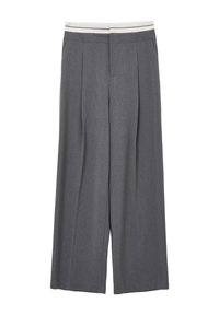 Pantalons larges gris avec un front plissé, une ceinture blanche en accent et une texture lisse. Pas de poches visibles ni de détails supplémentaires.