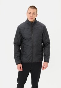 Veste rembourrée noire avec col haut, fermeture éclair sur le devant, poches latérales et design matelassé. Le tissu a une texture lisse et légèrement brillante.