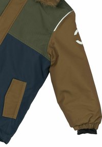 Bunda s barevnými bloky v khaki, námořnické modři a hnědé barvě. Obsahuje umělý kožíšek na kapuci a náprsní kapsu.