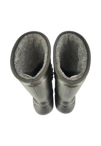 Zwarte rubberen laarzen met een grijze vilten voering aan de bovenkant, met een gladde textuur en stevig ontwerp, gezien van bovenaf.