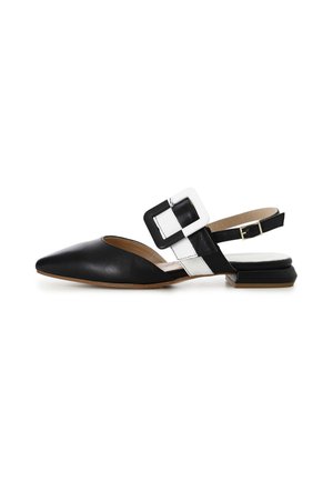 Zapato slingback de cuero en blanco y negro con punta afilada, que presenta un gran acento de hebilla cuadrada y un tacón bajo y cuadrado.