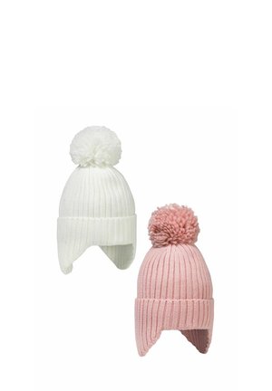 Två stickade mössor: en vit mössa med en stor pom-pom och en rosa mössa med en medelstor pom-pom, båda med ribbade mönster och öronlappar.