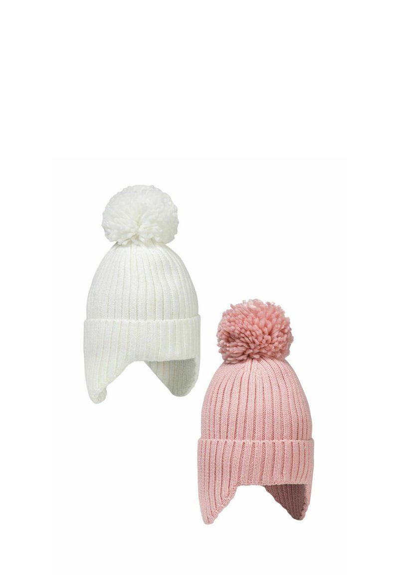To forskede huer: en hvid hue med en stor pompon og en pink hue med en mellemstor pompon, begge med ribstruktur og øreflipper.