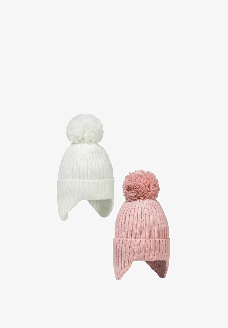 Două căciuli tricotate: o căciulă albă cu un pompon mare și o căciulă roz cu un pompon mediu, ambele având texturi cu nervuri și clapete pentru urechi.