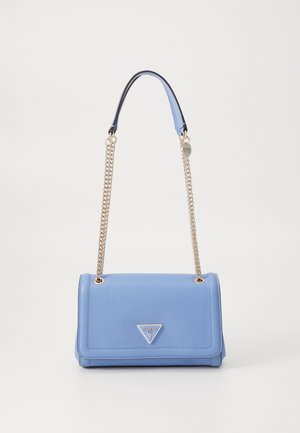 Jasnoniebieska prostokątna torba typu crossbody z złotym łańcuszkowym paskiem i trójkątnym logo Guess na przedniej klapce, na jednolitym tle.