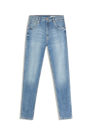 Jean slim bleu clair avec poches avant, passants pour ceinture et fermeture par bouton, posé à plat sur fond blanc.
