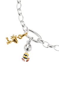 Silberarmband mit einer goldenen Snoopy-Anhänger und einer silbernen Charlie-Brown-Figur mit gelb-schwarz gestreifter Kleidung.