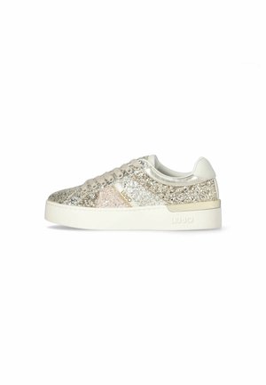 Zapatilla deportiva de corte bajo con cordones beige, paneles dorados y plateados brillantes, suela blanca y logo "Liu Jo" en el lateral y la suela.