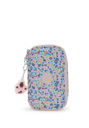 Pochette rectangulaire compacte avec un motif floral pixellisé multicolore, logo rond à l'avant, et porte-clés en peluche singe rose accroché à la fermeture éclair.