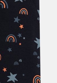 Tecido de algodão em azul marinho com um padrão de arco-íris laranja e estrelas cinzas, apresentando tamanhos variados e uma textura suave.