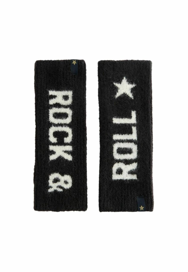 Czarne dzianinowe opaski na nadgarstek mają biały tekst "ROCK &" na jednej z nich oraz "ROLL" z akcentem gwiazdki na drugiej, miękka textura i prostokątny kształt.