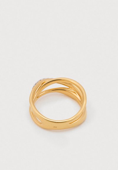 Auksinės spalvos metalinis žiedas su susipynusia struktūra, su lygiomis paviršiais ir mažomis akcentinėmis akmenimis palei žiedą. Apskritimo formos su atvirais darbo detalėmis.