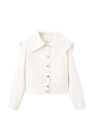 Veste courte blanche avec grand col pointu, fermeture à boutons sur le devant et deux poches plaquées avant.