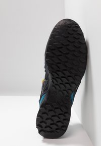 Salewa MS WILDFIRE EDGE - Pārgājienu apavi - premium navy/fluo yellow