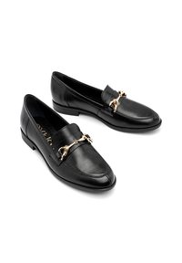 Czarne skórzane mokasyny z detalami w złotym kolorze na przodzie. Okrągły czubek i niski obcas. Gładka tekstura i polerowane wykończenie.