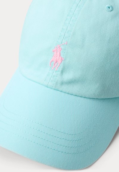 Ανοιχτό μπλε καπέλο του μπέιζμπολ κατασκευασμένο από υφασμάτινη υφή, με ένα ροζ κεντημένο λογότυπο δύο παίκτων πόλο, κυρτό γείσο και ραμμένες λεπτομέρειες.