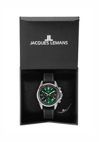 Orologio cronografo con quadrante verde e accenti argentati, cinturino in pelle nera e cassa in acciaio inossidabile lucidato, presentato in una scatola nera.