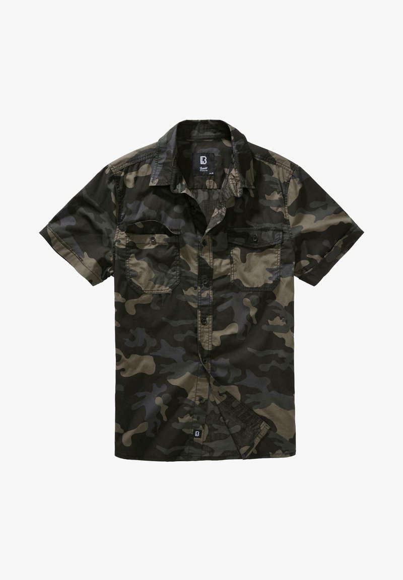 Chemise à manches courtes avec un motif camouflage vert foncé et marron, dotée de deux poches poitrine et d'un col à boutons, fabriquée en tissu léger.