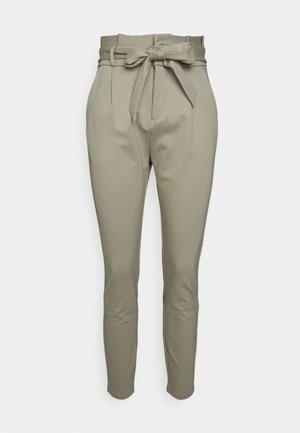 Lichtgroene getailleerde broek met een ceintuur in de taille, met een zachte textuur, taps toelopende benen en twee zijzakken.