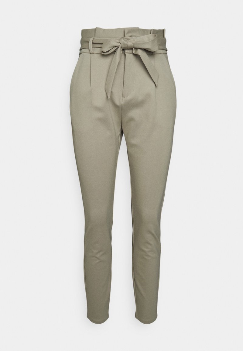 Jasnozielone dopasowane spodnie z paskiem w talii, o gładkiej teksturze, zwężanych nogawkach oraz dwóch bocznych kieszeniach.
