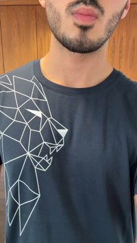 Tamno plava majica od pamuka s geometrijskim bijelim dizajnom lava s lijeve strane. Mekana tekstura, stil s okruglim izrezom.