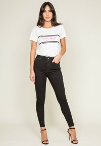 Dona x Lisa MESSAGE HOLIDAY - T-shirt imprimé - white