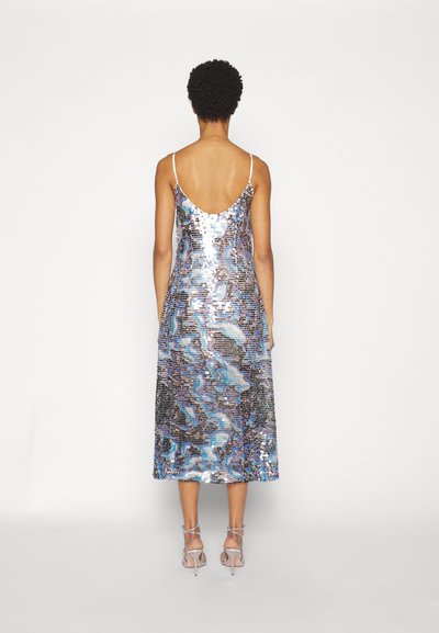 Rochie din paiete cu design decupat la spate, având o combinație de culori albastre și argintii, și o tăietură de lungime medie. Bretele subțiri și o textură netedă.