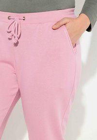 Ulla Popken KUSCHELWEICHE INNENSEITE ELASTIKBUND - Teplákové kalhoty - raspberry