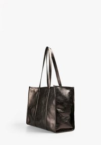 Bolso tote metálico negro con textura de cuero suave, forma alargada, dos asas y diseño minimalista. Presenta costuras visibles.